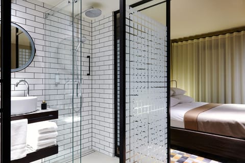 Deluxe Double Room | Bathroom shower