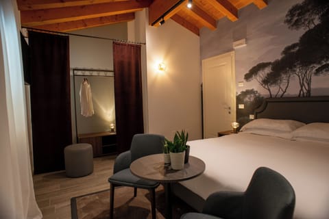 Apartment | Frette Italian sheets, premium bedding, memory foam beds, in-room safe