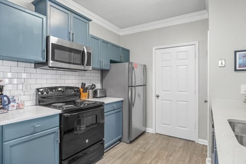 Apartment | Private kitchen | Fridge, microwave, oven, stovetop