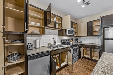 Apartment | Private kitchen | Fridge, microwave, oven, stovetop