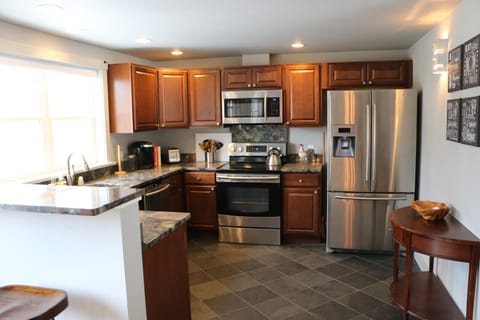 House, 1 King Bed, Kitchen, City View | Private kitchen | Fridge, microwave, oven, stovetop