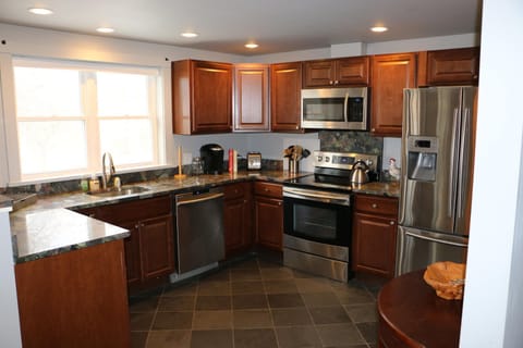 House, 1 King Bed, Kitchen, City View | Private kitchen | Fridge, microwave, oven, stovetop