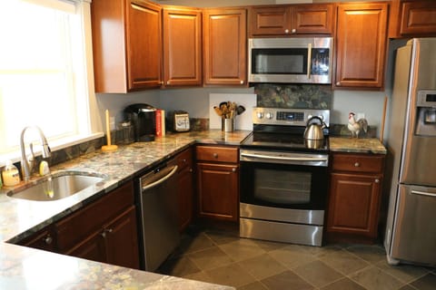 House, 1 King Bed, Kitchen, City View | Private kitchen | Fridge, microwave, oven, stovetop