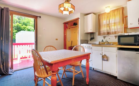 Standard Cabin, 1 Queen Bed, Non Smoking, Kitchenette | Private kitchen