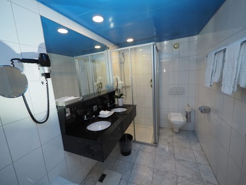 Classic Double Room | Bathroom | Hair dryer, towels