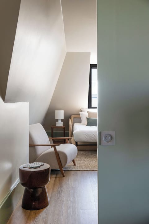 Chambre Suite Familiale | In-room safe, desk, laptop workspace, blackout drapes