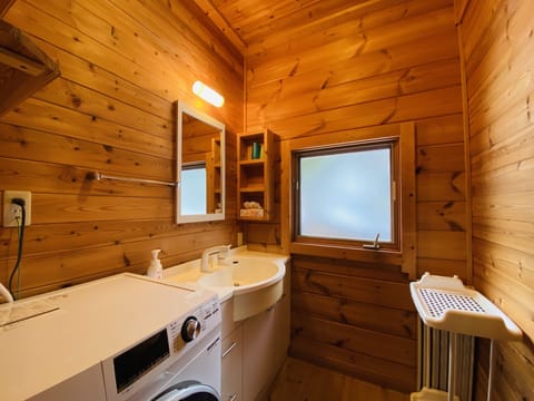 Family Cottage | Bathroom | Hair dryer, towels, soap, shampoo