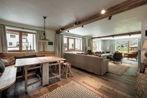 Luxury Suite, Mountain View | Living area