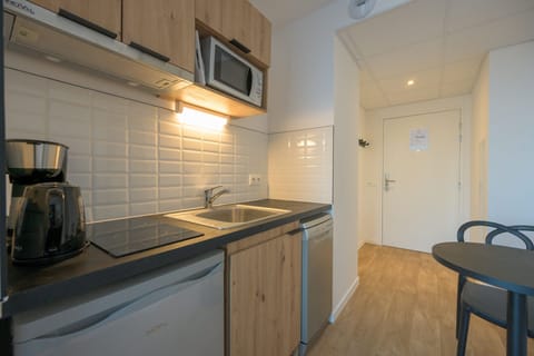 Standard Studio | Private kitchen | Mini-fridge, microwave, stovetop, electric kettle