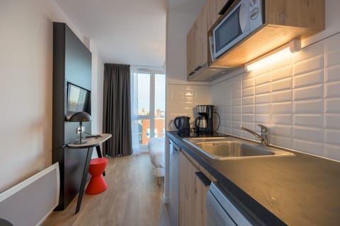 Premium Studio | Private kitchen | Mini-fridge, microwave, stovetop, electric kettle