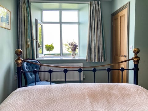 Superior Apartment, 1 King Bed, Sea View | Individually decorated, individually furnished, free WiFi, bed sheets