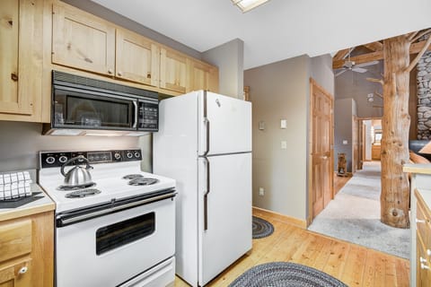 Condo, 5 Bedrooms | Private kitchen | Toaster