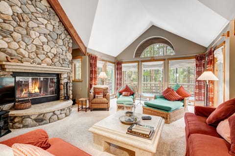 Condo, 5 Bedrooms | Living area