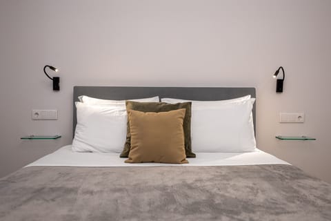 Deluxe Studio | In-room safe, blackout drapes, soundproofing, free WiFi