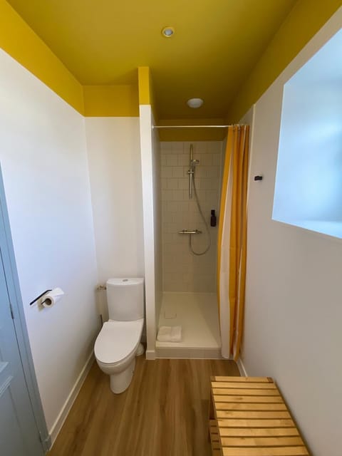 Classic Room | Bathroom | Free toiletries, hair dryer, towels, soap