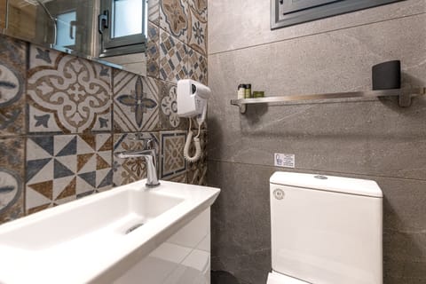 Deluxe Studio | Bathroom | Shower, free toiletries, hair dryer, towels