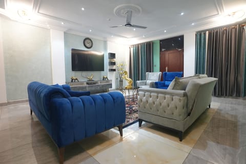 Executive Apartment, 3 Bedrooms, Non Smoking, Pool View | Living area