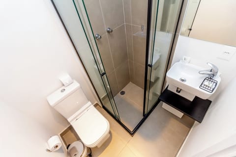 Comfort Studio | Bathroom | Shower, rainfall showerhead, towels, toilet paper