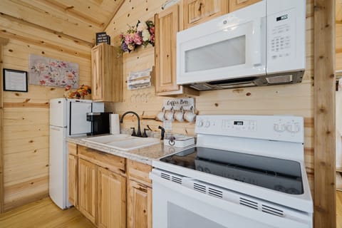 Cabin, 1 King Bed, Kitchen | Private kitchen | Fridge, microwave, oven, stovetop