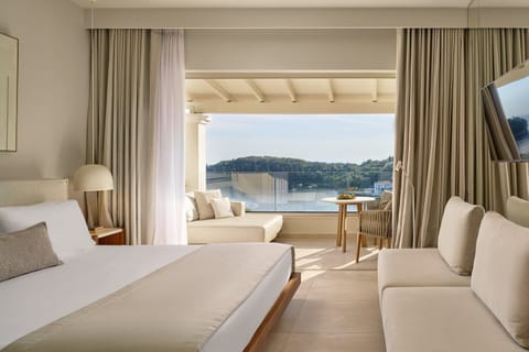 Fabulous Bay Junior Suites | Premium bedding, in-room safe, desk, laptop workspace