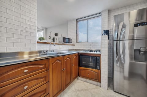 Apartment (1105) | Private kitchen | Full-size fridge, microwave, oven, blender