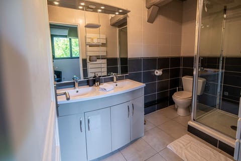 Junior Suite | Bathroom | Hair dryer, soap, shampoo, toilet paper