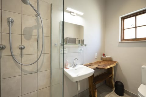 Superior Double Room | Bathroom | Shower, towels