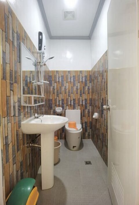 Standard Twin Room | Bathroom | Shower, rainfall showerhead, soap, shampoo