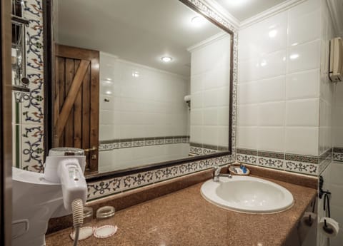 Combined shower/tub, free toiletries, hair dryer, towels