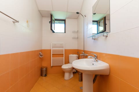 Standard Double Room | Bathroom | Towels