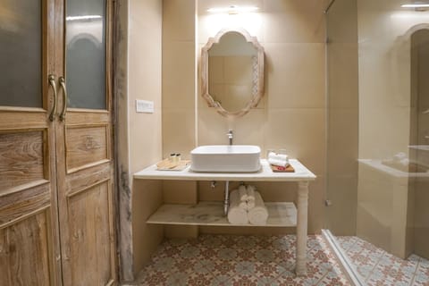 Upper Luxury | Bathroom | Shower, hydromassage showerhead, free toiletries, slippers