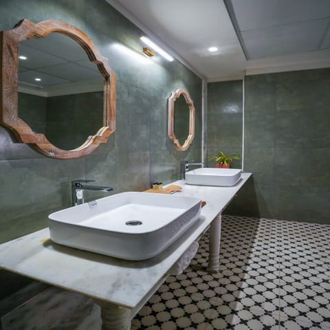 Suite Luxury | Bathroom | Shower, hydromassage showerhead, free toiletries, slippers