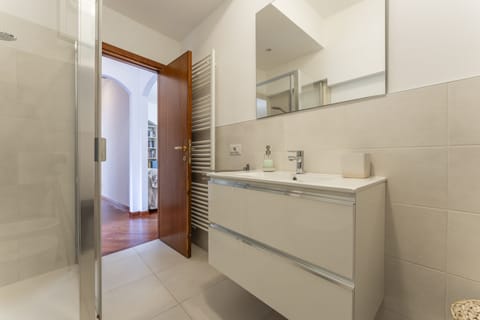 Apartment | Bathroom | Shower, bidet, towels