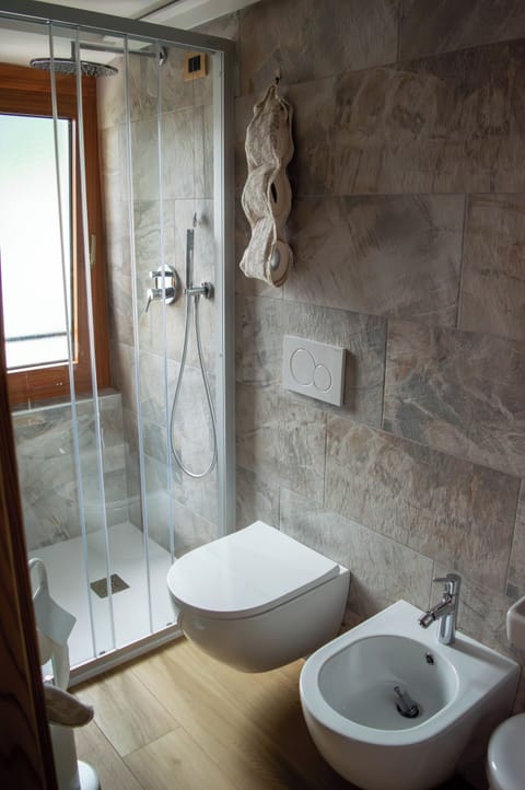 Superior Dolomiti | Bathroom | Hair dryer, towels, soap, shampoo