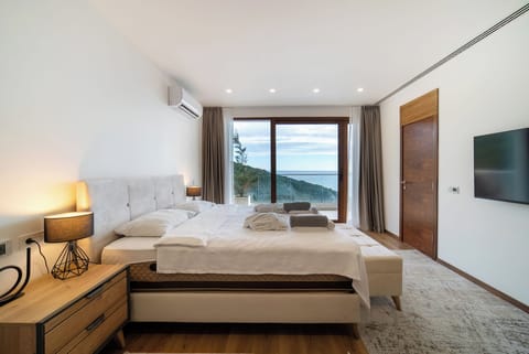 Cliffside Retreat | Hypo-allergenic bedding, down comforters, Select Comfort beds, minibar