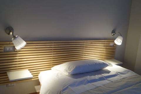 Single Room, External Private Bathroom | Desk, free WiFi, bed sheets