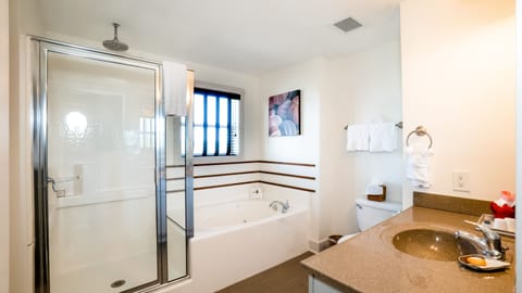 Deluxe Room, 1 King Bed, River View | Bathroom | Free toiletries, hair dryer, bathrobes, towels