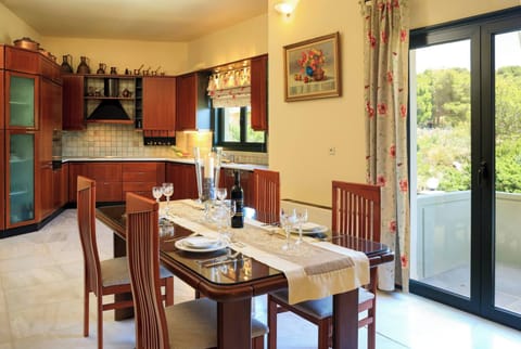 Villa, 3 Bedrooms, Smoking, Balcony | Dining