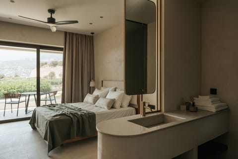 Deluxe Double Room, Sea View | Egyptian cotton sheets, premium bedding, in-room safe, desk