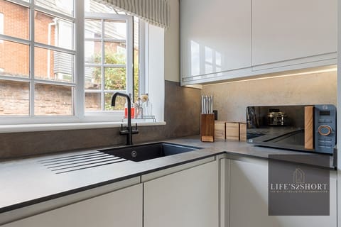 Apartment | Private kitchen | Full-size fridge, oven, electric kettle, toaster