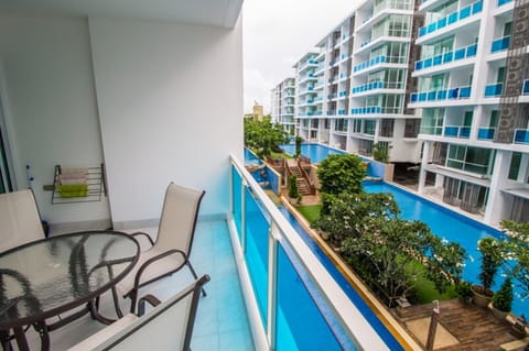 2 Bedrooms Condo | Terrace/patio