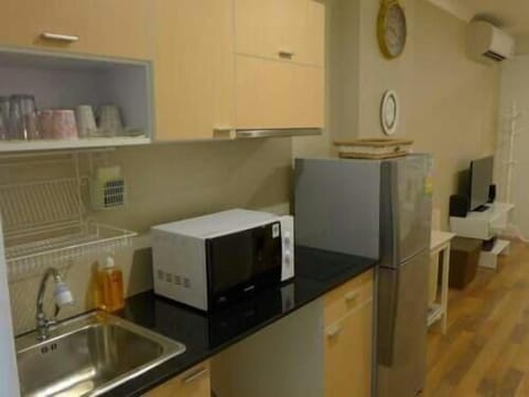 Fridge, microwave, stovetop, cookware/dishes/utensils