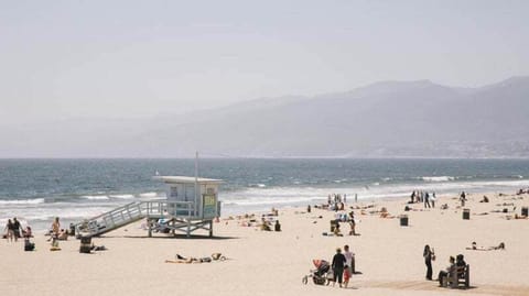 Beach nearby, white sand, beach towels, beach bar