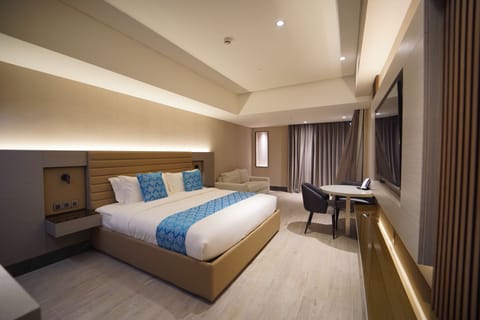 Junior Suite Room | Premium bedding, down comforters, in-room safe, desk