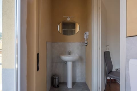 Exclusive Room | Bathroom | Shower, rainfall showerhead, free toiletries, hair dryer