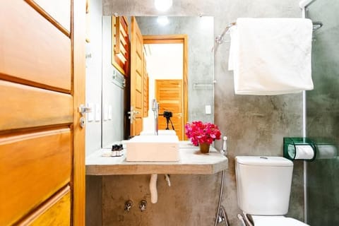 Comfort Suite | Bathroom | Shower, free toiletries, hair dryer, towels