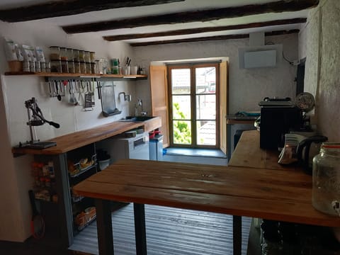 Room, 1 Bedroom, Balcony, Garden View | Private kitchen