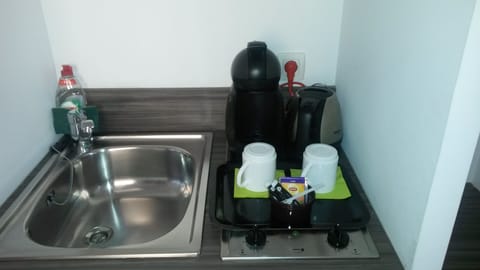 Studio Double ou avec lits jumeaux | Private kitchenette | Mini-fridge, microwave, stovetop, electric kettle