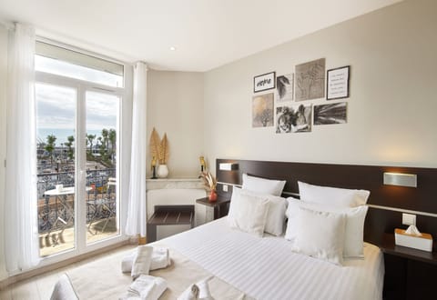 Deluxe Room | In-room safe, desk, laptop workspace, soundproofing