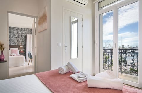 Deluxe Room | In-room safe, desk, laptop workspace, soundproofing